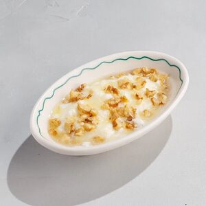 Мацони с медом и грецкими орехами