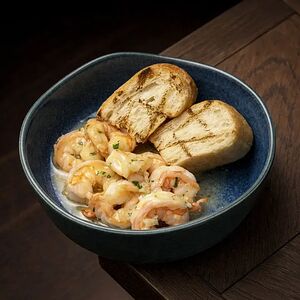 Креветки, жаренные с чесноком и эстрагоном