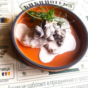 Медальоны из свинины с грибным соусом