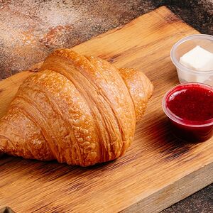 Классический круассан со сливочным маслом и джемом