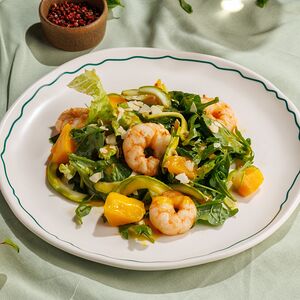 Салат с креветками и манго
