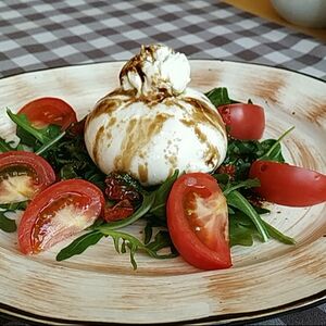 Буррата с руколой, помидорами и песто