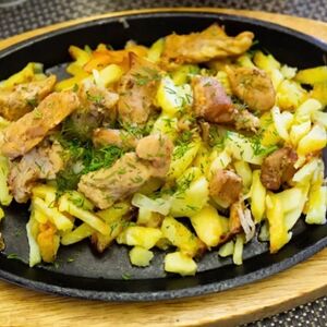 Жареная картошка с луком и свининой