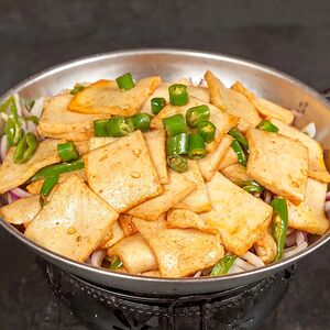 Жареные ломтики тофу со свининой на сковородке 