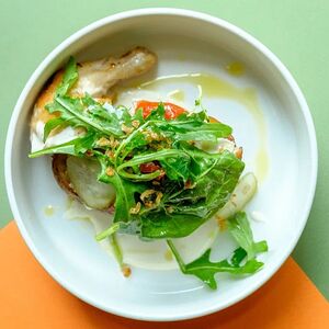 Запеченный картофель, цыплёнок, сырный мусс