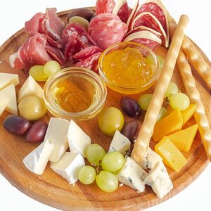 Антипасто с премиальными колбасами и элитными сырами 