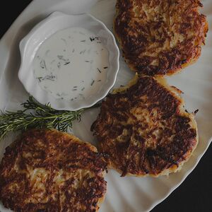 Драники с мясом и сметаной