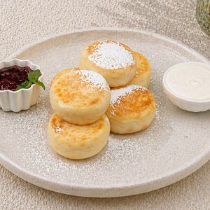 Сет из 6 Сырников со сметаной и ягодным соусом
