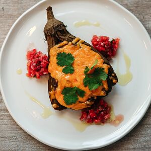 Запеченный баклажан с рваной говядиной