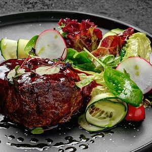 Стейк из говядины с соусом демиглас и белыми грибами