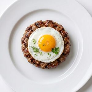 Бифштекс с жареным яйцом