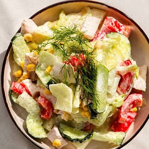 Салат с курицей су-вид и овощами 1/2