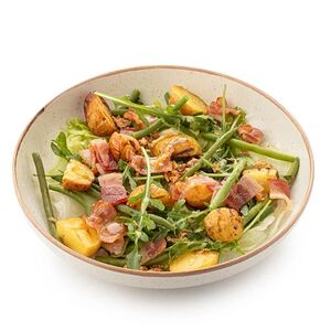 Тёплый салат с картофелем, беконом и зелёной фасолью