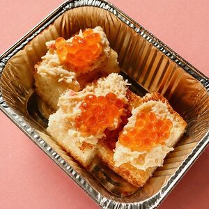 Бриошь с крабом и красной икрой