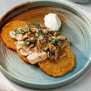 Драники с куриной грудкой и грибами в сливочном соусе