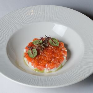 Тартар из лосося с гуакамоле, сырным кремом и красной икрой