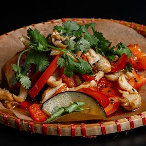 Теплый салат с курицей