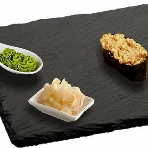 Гункан с копчёным лососем