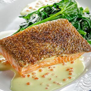 Стейк из форели со шпинатом и шафрановым соусом