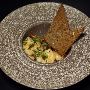 Тигровые креветки в соусе с зеленью и гренками