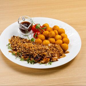 Стейк из филе цыпленка с картофельными шариками