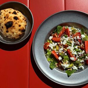 Салат с клубникой и анчоусами 