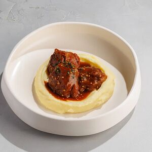 Томленые говяжьи щечки с картофельным пюре