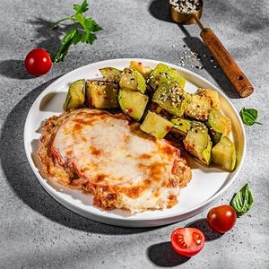 Отбивная с помидорами и кабачки в соусе чили