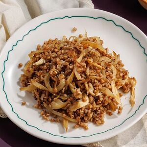 Греча с грибами и жареным луком
