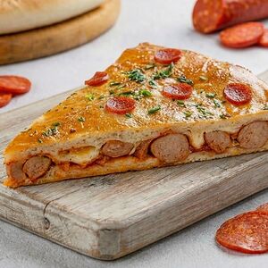 Слайс закрытой пиццы «С колбасками и пепперони»