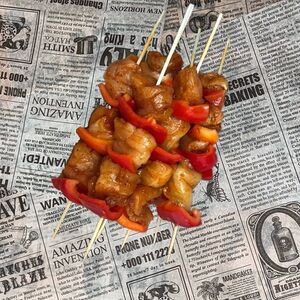 Куриное филе с овощами на шпажках 