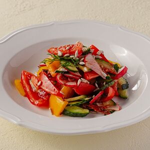 Садовый салат с редисом и семечками