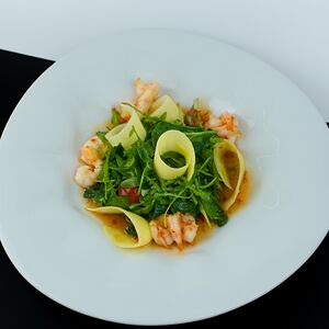 Зеленый салат с креветками, манго и тайским соусом