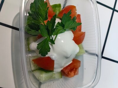Салат овощной со сметаной