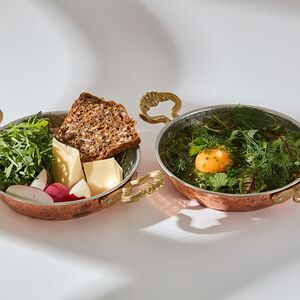 Зеленая шакшука с рукколой и редисом