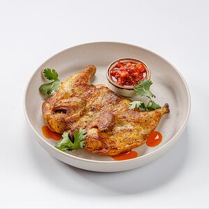 Цыпленок корнишон с томатной сальсой и кинзой