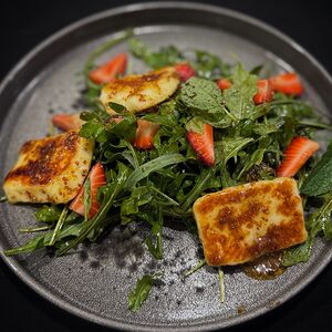 Салат с клубникой и сыром халуми