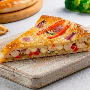 Слайс закрытой пиццы «С курицей и брокколи»