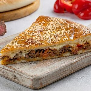 Слайс закрытой пиццы «С говядиной и овощами»