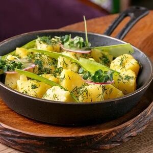 Молодой отварной картофель с зеленью и маслом