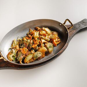 Жареный картофель с лисичками