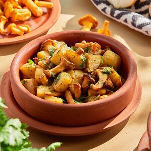 Молодой картофель с лисичками