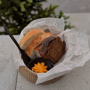 Хлебная корзина с папричным маслом