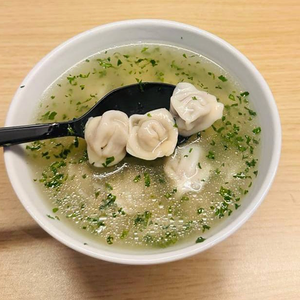 Куриный бульон с маленькими пельмешками
