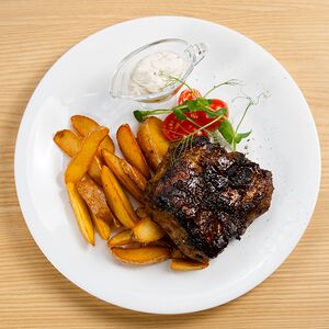 Стейк из свинины с картофельными дольками