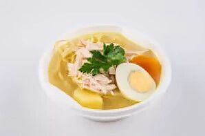 Куриный бульон с лапшой и яйцом