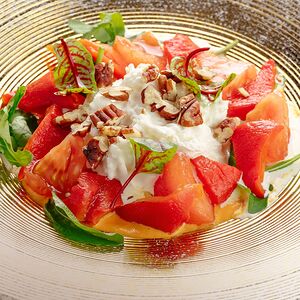 Закуска из страчателлы, печеных перцев, томатов и орехов пекан