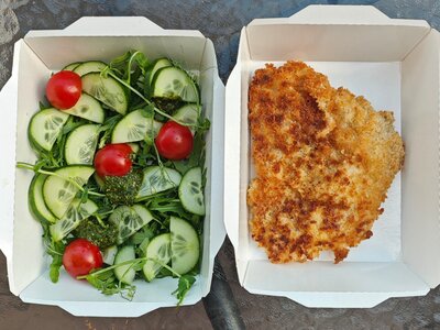 Куриный шницель с салатом