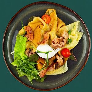 Блины с беконом и яйцом пашот