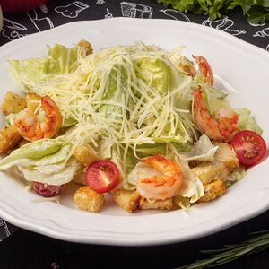 Салат Цезарь с креветками